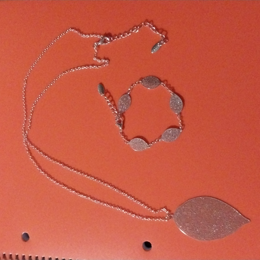 Lbvyr Elegant Silver Toned Leaf Necklace And Bracelet Set